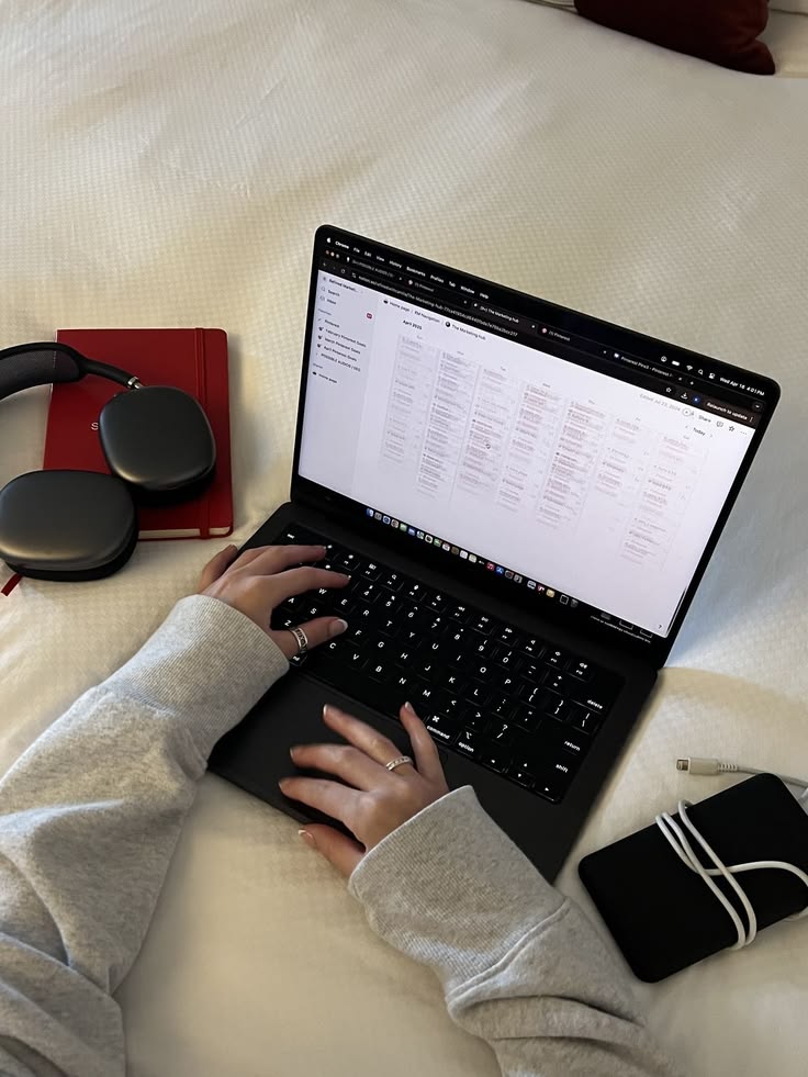 Elisabetta Gentili al computer mentre lavora al piano editoriale